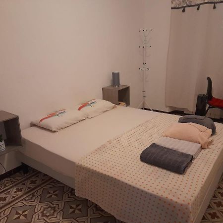 Petit Appart Entier Au Coeur Des Remparts - Netfix Et Connection Fibre Gratuits Carpentras Exterior foto