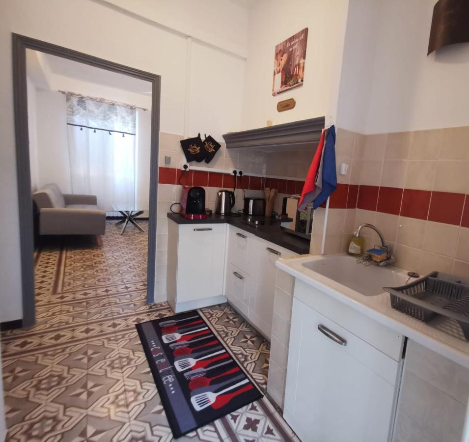 Petit Appart Entier Au Coeur Des Remparts - Netfix Et Connection Fibre Gratuits Carpentras Exterior foto